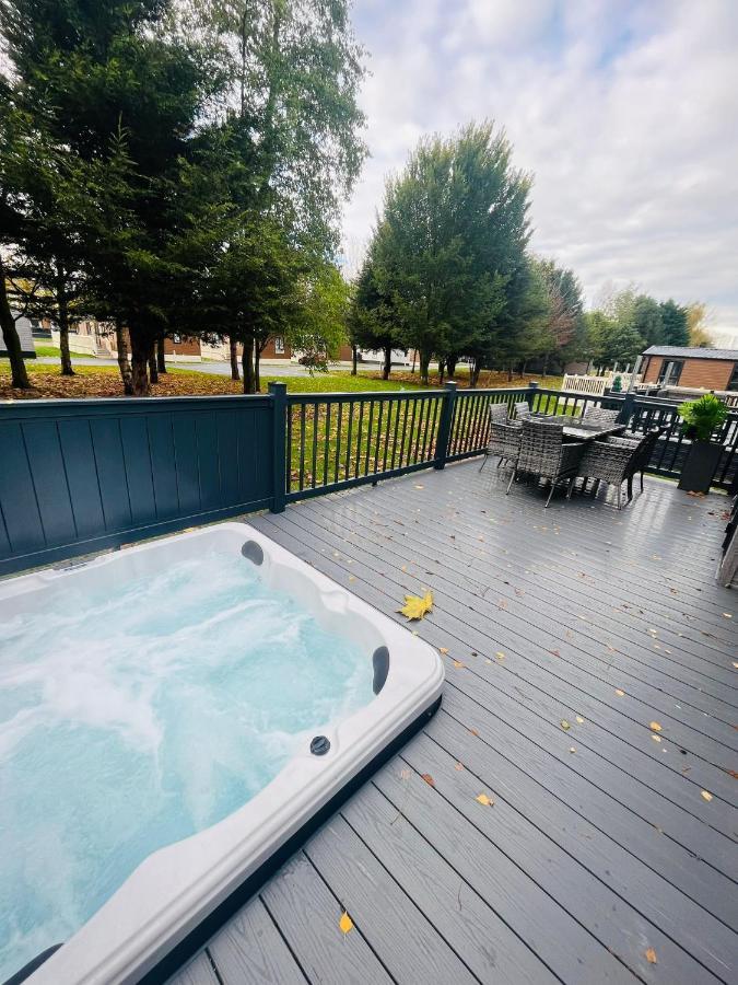 Copse View Lodge With Hot Tub Йорк Экстерьер фото